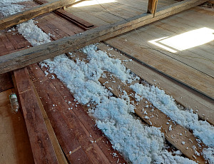 Zateplení střechy rodinného domu pomocí foukané izolace